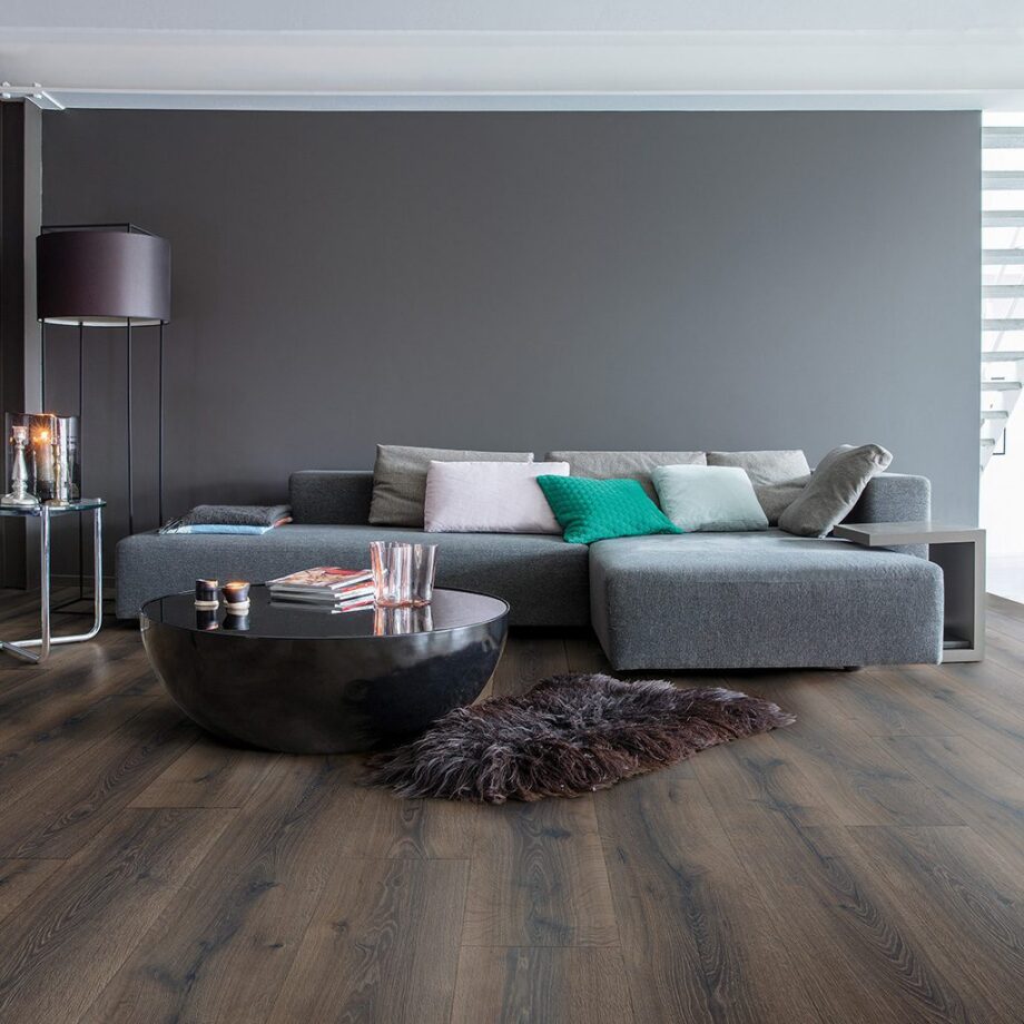 Laminaatparkett Quick-Step MAJESTIC DESERT OAK BRUSHED DARK BROWN (tamm, harjatud, tumepruun) – vaade 2