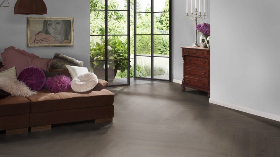 Parkett Tamm, ter Hürne, Oak basalt brown, kalasaba parkett, harjatud, faasitud, eriti matt lakk – vaade 3
