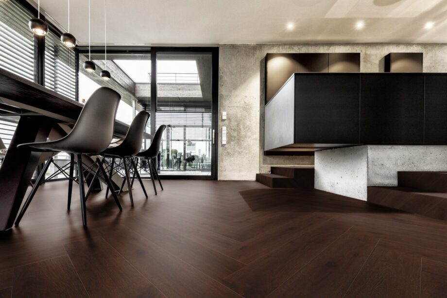 Parkett Tamm, ter Hürne, Oak red brown, kalasaba parkett, harjatud, faasitud, eriti matt lakk – vaade 3