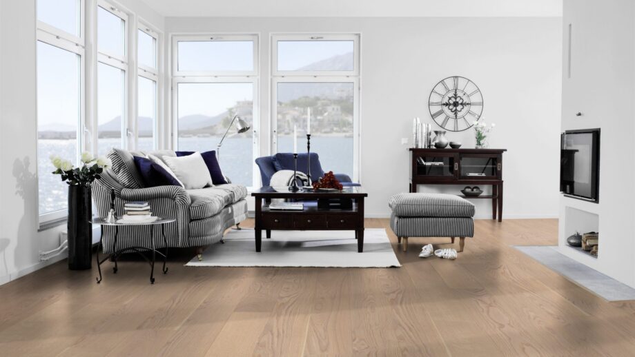 Parkett Tarkett, Shade, Tamm Cream White (valge) Plank XT, 1-lip, 2 külge mikrofaas, harjatud, peits ja Proteco Natura matt lakk – vaade 4