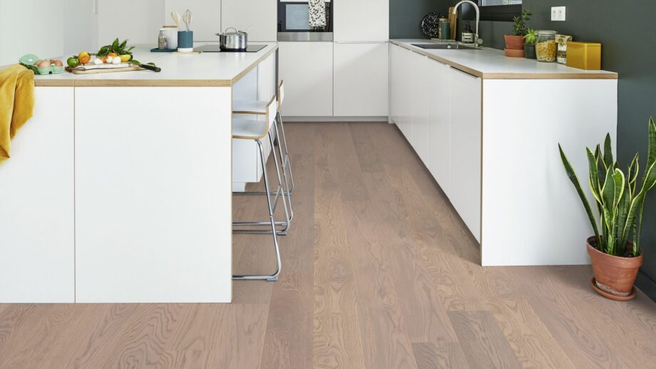 Parkett Tarkett, Shade, Tamm Misty Grey Plank, 1-lip, 2 külge mikrofaas, harjatud, peits ja Proteco Natura matt lakk – vaade 2