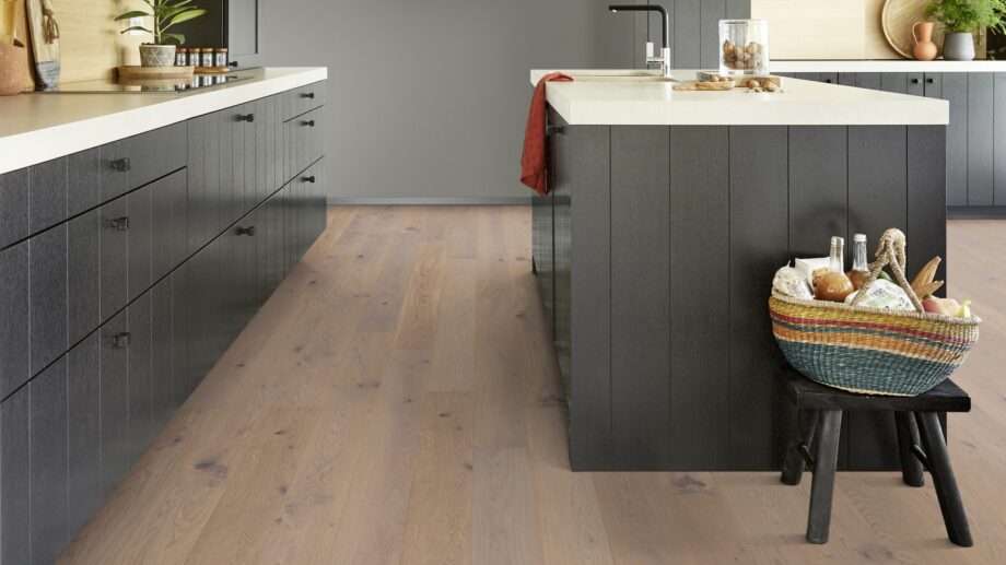 Parkett Tarkett, Shade, Tamm Soft Beige Plank, 1-lip, harjatud, 2 külge mikrofaas, Proteco Natura matt lakk – vaade 3