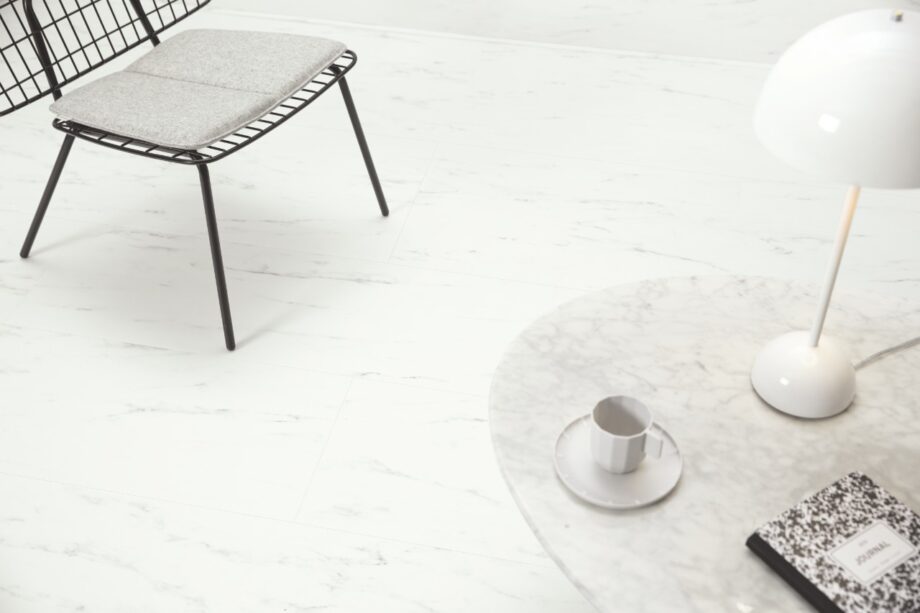 Vinüülparkett SPC Quick Step marble carrara white alpha tiles, faasitud