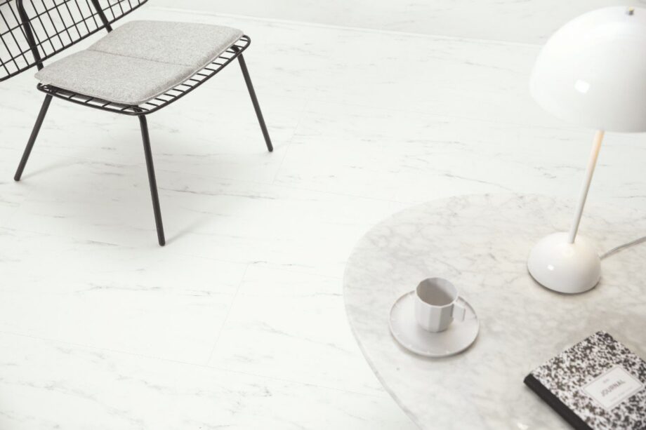 Vinüülparkett SPC Quick Step marble carrara white alpha tiles, faasitud – vaade 3