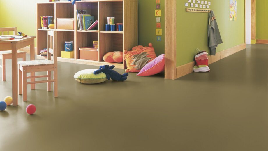 Linoleum Uni Walton Acoustic Plus 19dB 0090 Olive – vaade 2 Linoleum Uni Walton Acoustic Plus 19dB 0090 Olive – vaade 2