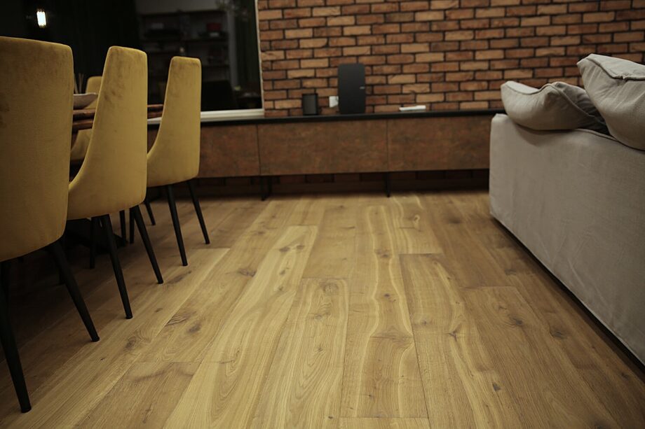 Floorboards Oak Country 2-layer 2 sides beveled naturally oiled installed to the Livingroom floor