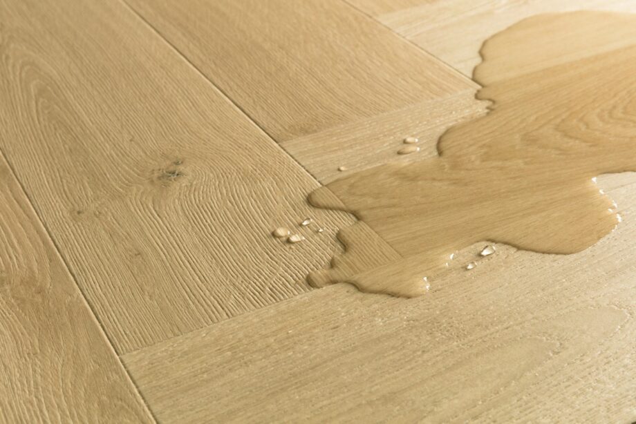kalanruotolaminaatti-quick-step-pergo-impressive-design-gardamom-oak Kalanruotolaminaatti Quick Step Pergo Impressive Disain Gardamom Oak, vaaleanruskea tammen sävy ja tasainen lajitelma, vesilätäkkö osoittamassa vedenkestävyyttä