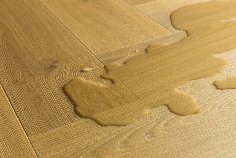 laminaatparkett-kalasaba-quick-step-impressive-esign-cumin-oak Laminaatparkett kalasaba Quick-Step Impressive Disain Cumin Oak naturaalne toon ja sorteering. Veelomp laminaadil viitamaks selle veekindlusele.