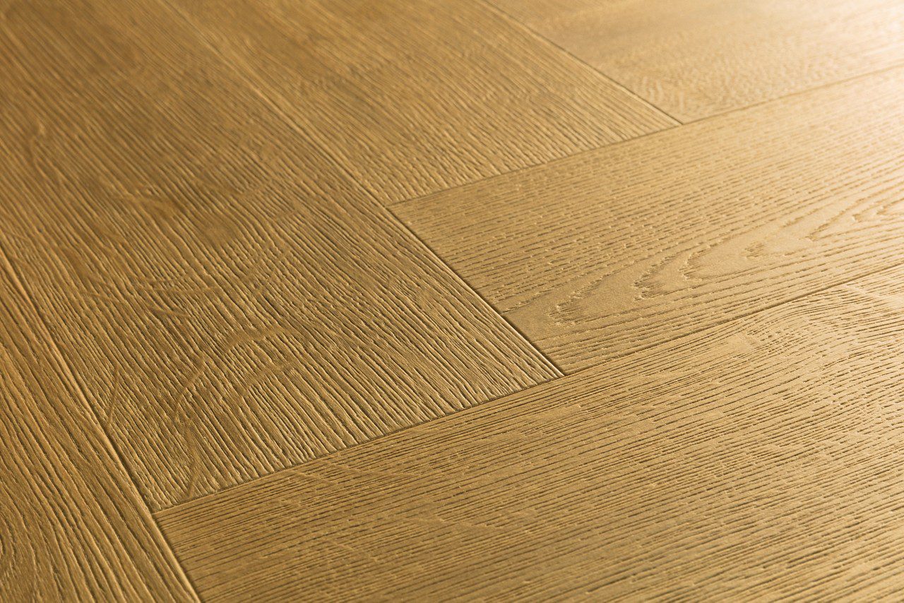 Laminaatti kalanruoto Quick Step Pergo Impressive Design Cinnamon Oak, lämmin vaaleanruskea sävy ja luonnollinen tammikuvio