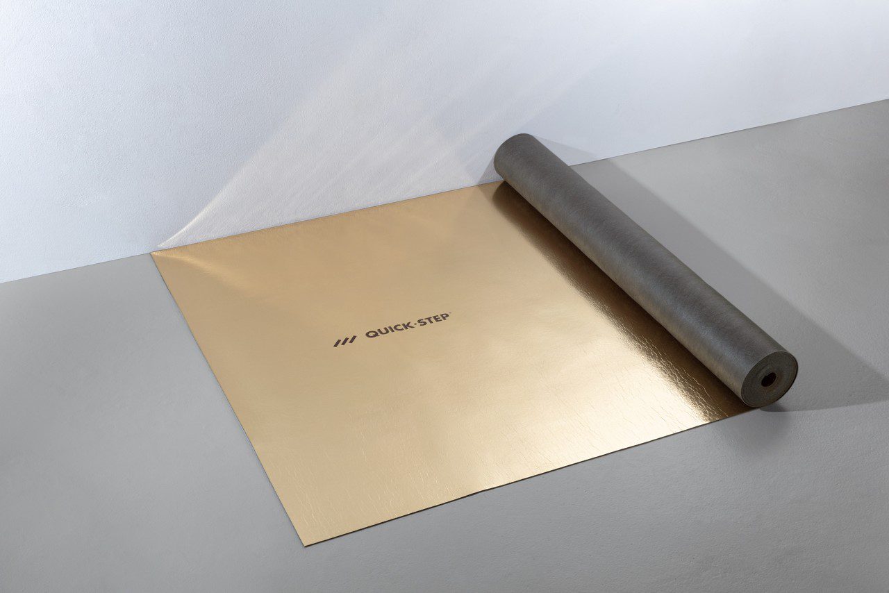 Trittschalldämmung Quick Step Silent Walk. Rolle halb ausgerollt auf dem Unterboden.