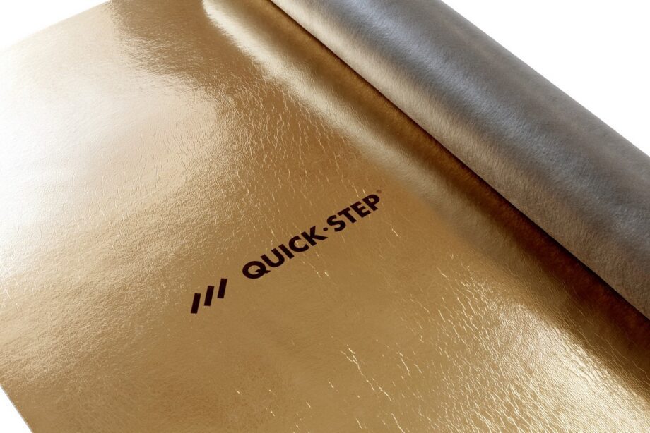 Подложка под ламинат и паркет Quick Step Silent Walk с золотистой пароизоляцией. Рулон наполовину развернут на черновом полу.