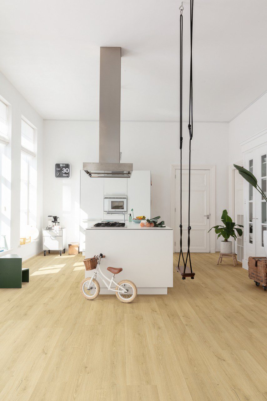 LVT parkett Quick-Step Bloom Botanic Beige paigaldatud köögi põrandale. Kiik lastele, lasteratas.