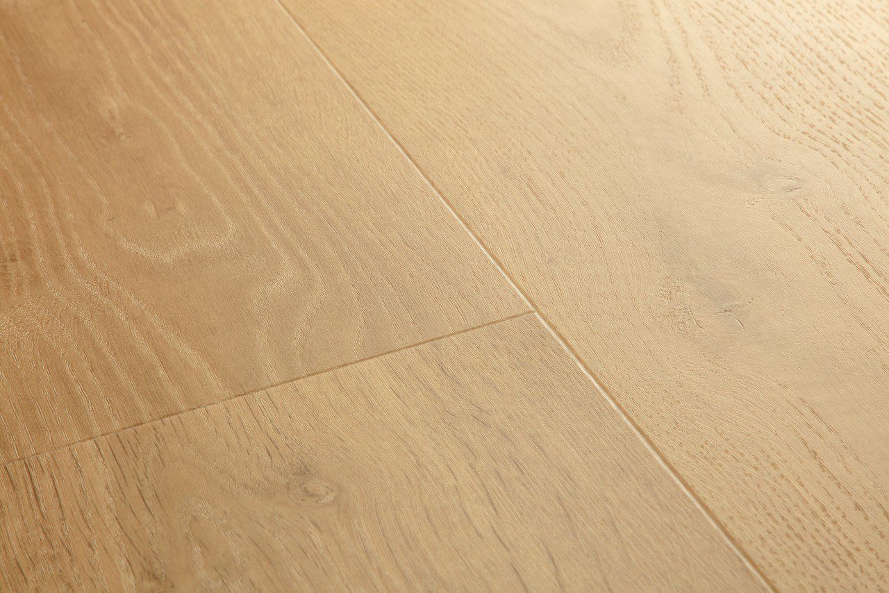 Vinüülparkett Quick-Step Bloom Elegant Oak Natural. Naturaalne tamme toon ja disainilt rustikaalne tamme põrandalaud.