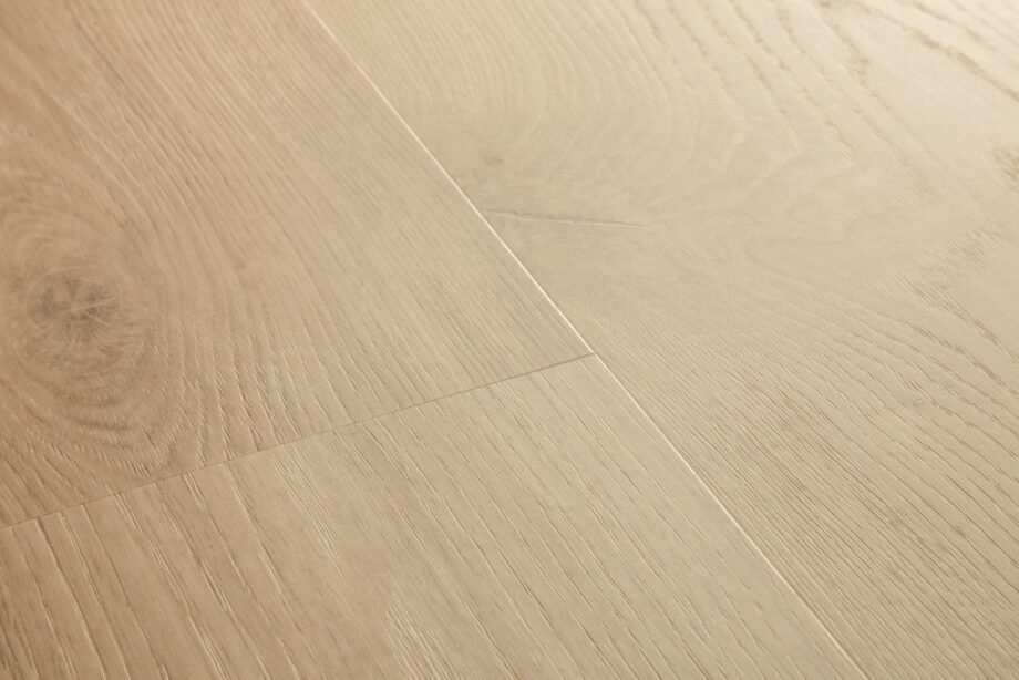 vinüülparkett-quick-step-blos-coast-tamm-sand Vinüülparkett Quick-Step Blos Coast tamm sand heleda tooni ja kergelt rustikaalse tamme põrandalaua disainiga
