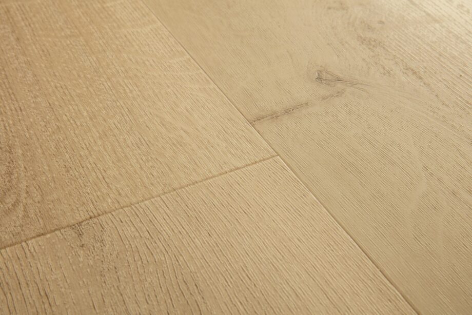 Vinyylilankku Quick Step Bloom Botanic Beige, vaalea luonnonbeige sävy ja lankkudesign.