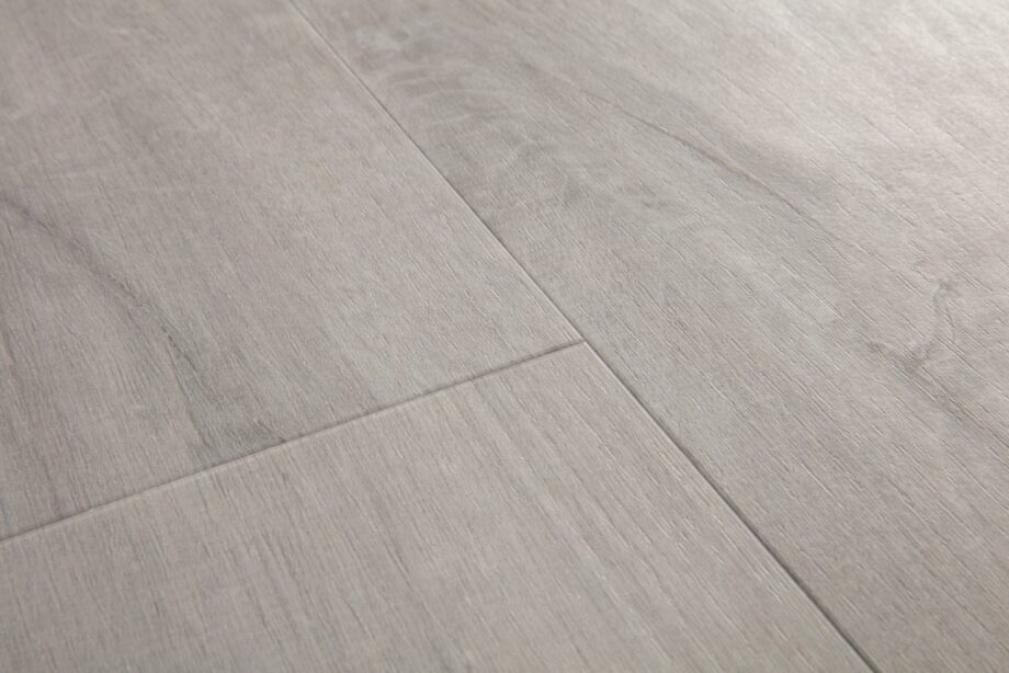 vinyylilankku-quick-step-bloom-cotton-oak-cold-grey Vinyylilankku Quick Step Bloom Cotton Oak Cold Grey, viileä vaaleanharmaa tammen sävy ja lankkudesign.
