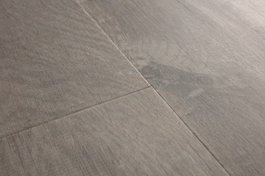 vinyylilattia-quick-step-bloom-cotton-oak-cozy-grey Vinyylilattia Quick Step Bloom Cotton Oak Cozy Grey, pehmeä lämminharmaa tammen sävy ja luonnollinen, rauhallinen lajittelu, lankkudesign.