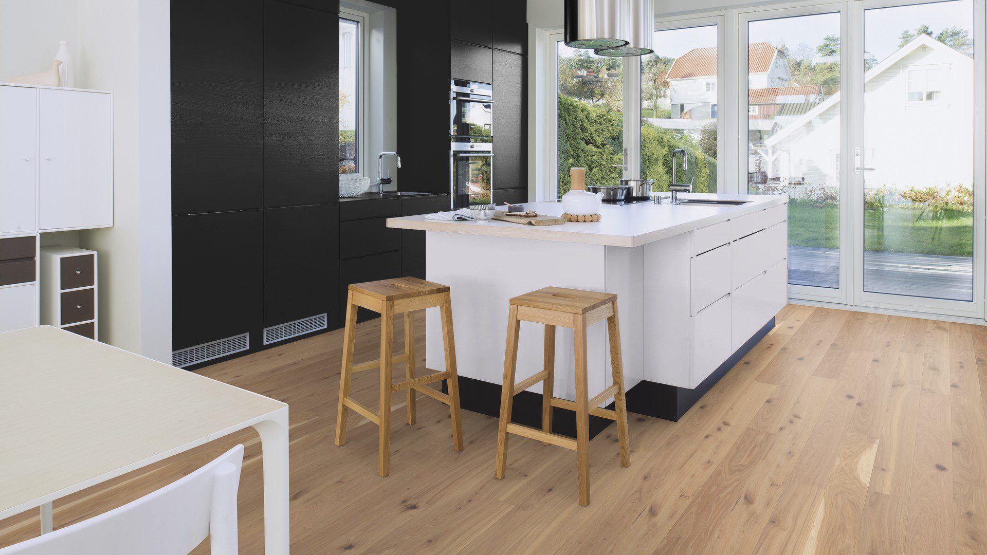 Laudparkett Buwerk Boen Casapark tamm 46 Vivo harjatud Avorio heleda õlivahaga kaetud. Paigaldatud modernse köögi põrandale. Köögisaar koos toolidega.