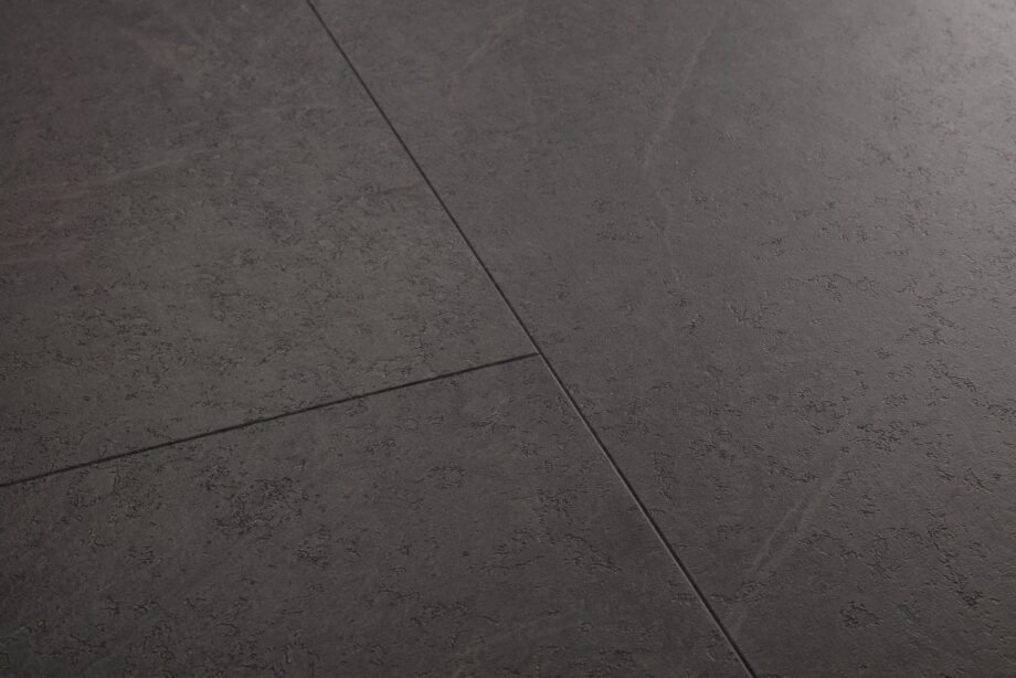 LVT parkett Quick-Step Oro Black Slate looduskivi disaini ja tumehalli tooniga.