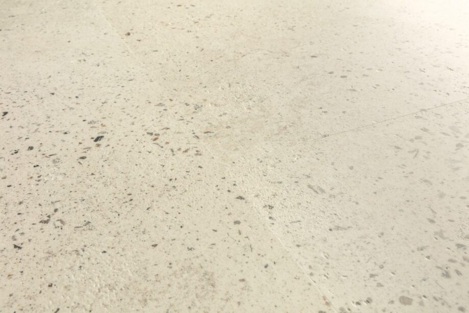 LVT põrandakate Quick-Step Illume Pebble concrete heleda tooni ja säbrulise betooni disainiga.