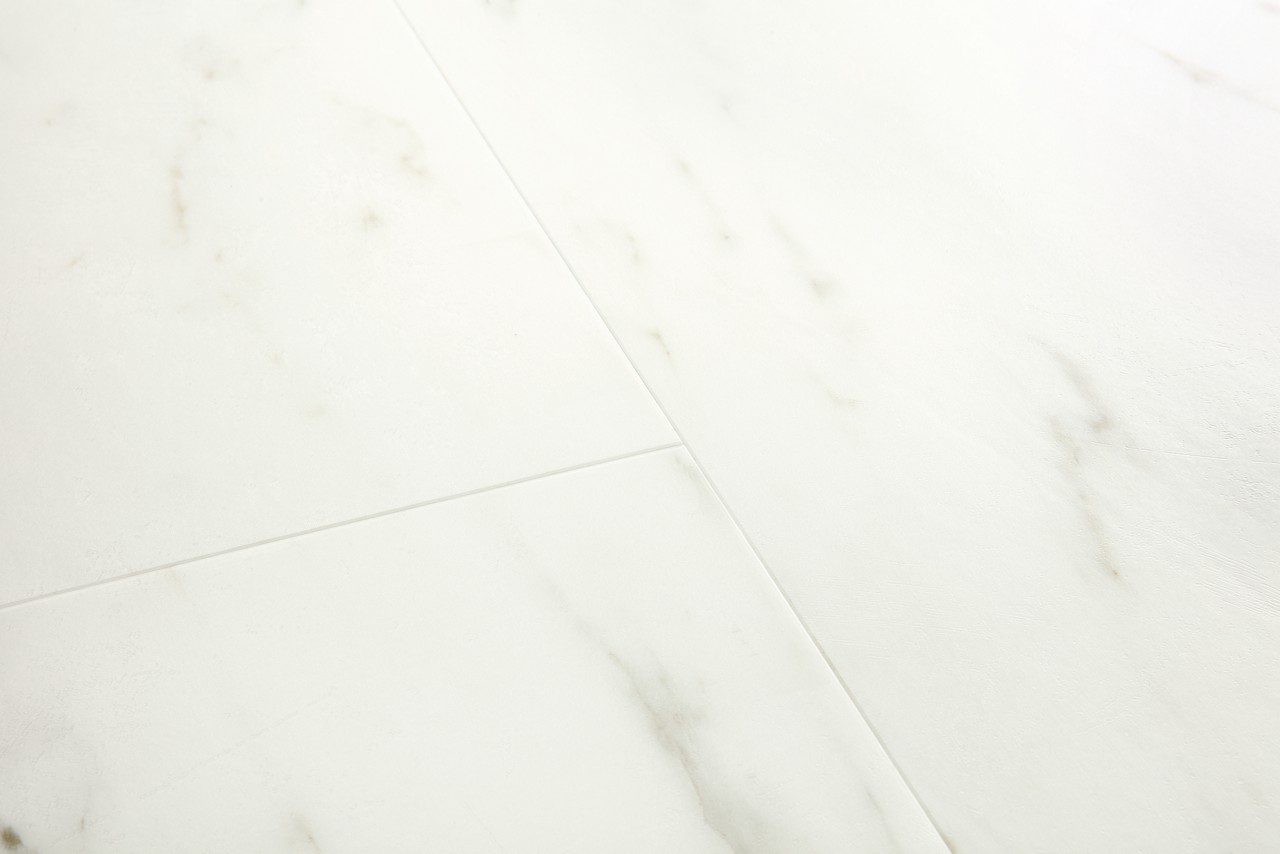 LVT põrandakate Quick-Step Oro Marble Carrara White valge marmori disainiga.