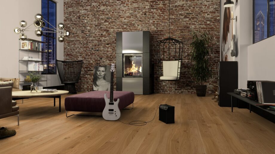 naturaalne-parkett-bauwerk-casapark-budget-cut-tamm-35-harjatud-matt-lakk Naturaalne parkett Bauwerk Casapark Budget Cut harjatud matt lakk paigaldatud elutoa põrandale. Kamin milles tuli, kitarr toetub suurele tumbale.
