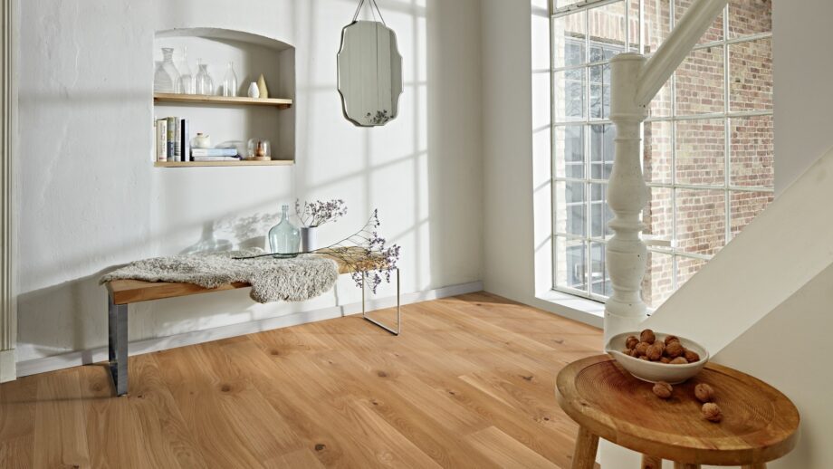naturaalparkett-bauwerk-casapark-tamm-46-faasitud-harjatud-matt-lakk Naturaalparkett Bauwerk Casapark tamm 46 2 küljest faasitud, harjatud ja matt lakiga viimistletud paigaldatud klassikalises stiilis koridori põrandale. Pink, riiulid ja trepp.