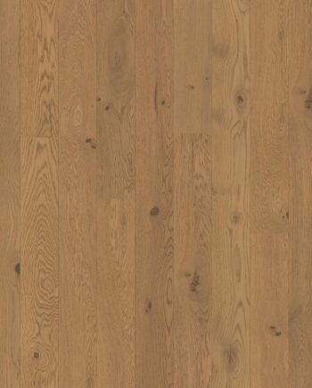 Parketti Bauwerk Casapark Tammi 46 Mandorla B-Protect asennettuna kodin lattialle – lämmin, vaalean pähkinäinen/vaaleanruskea sävy ja rauhallinen, tasapainoinen tammisyykuvio; hienovaraiset oksankohdat tuovat luonnollista ilmettä. Ultramattapintainen B-Protect-käsittely korostaa puun luonnollista ulkonäköä ja antaa kestävän suojan.