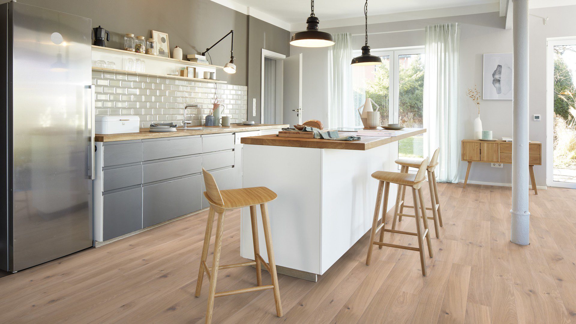 Puitparkett Bauwerk Boen Casapark tamm 46 harjatud valge Farina õlivaha paigaldatud köögi põrandale. Köögimööbel, köögisaar mille ümber toolid.