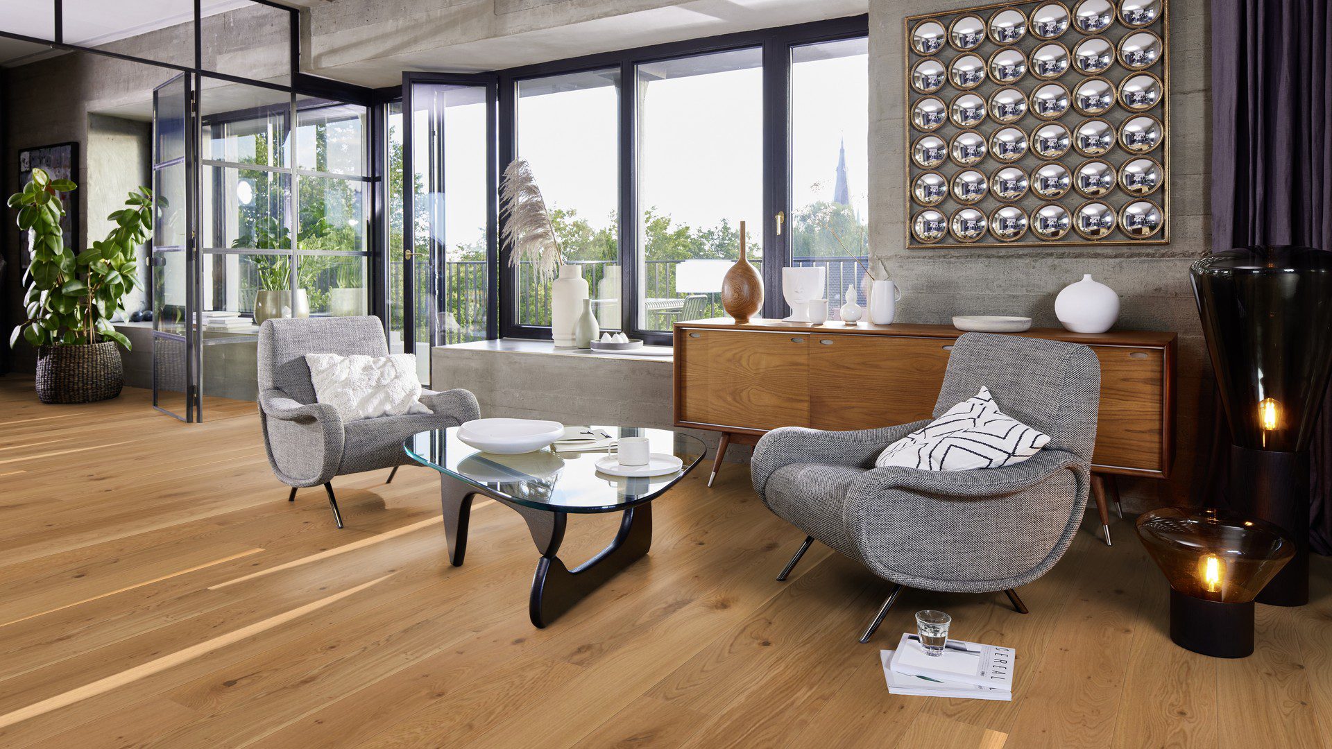 Puitparkett Bauwerk Boen Casapark tamm 46 Vivo harjatud ja õlivahatatud paigaldatud elutoa põrandale. Kaks tugitooli, laud ja puidust kummut