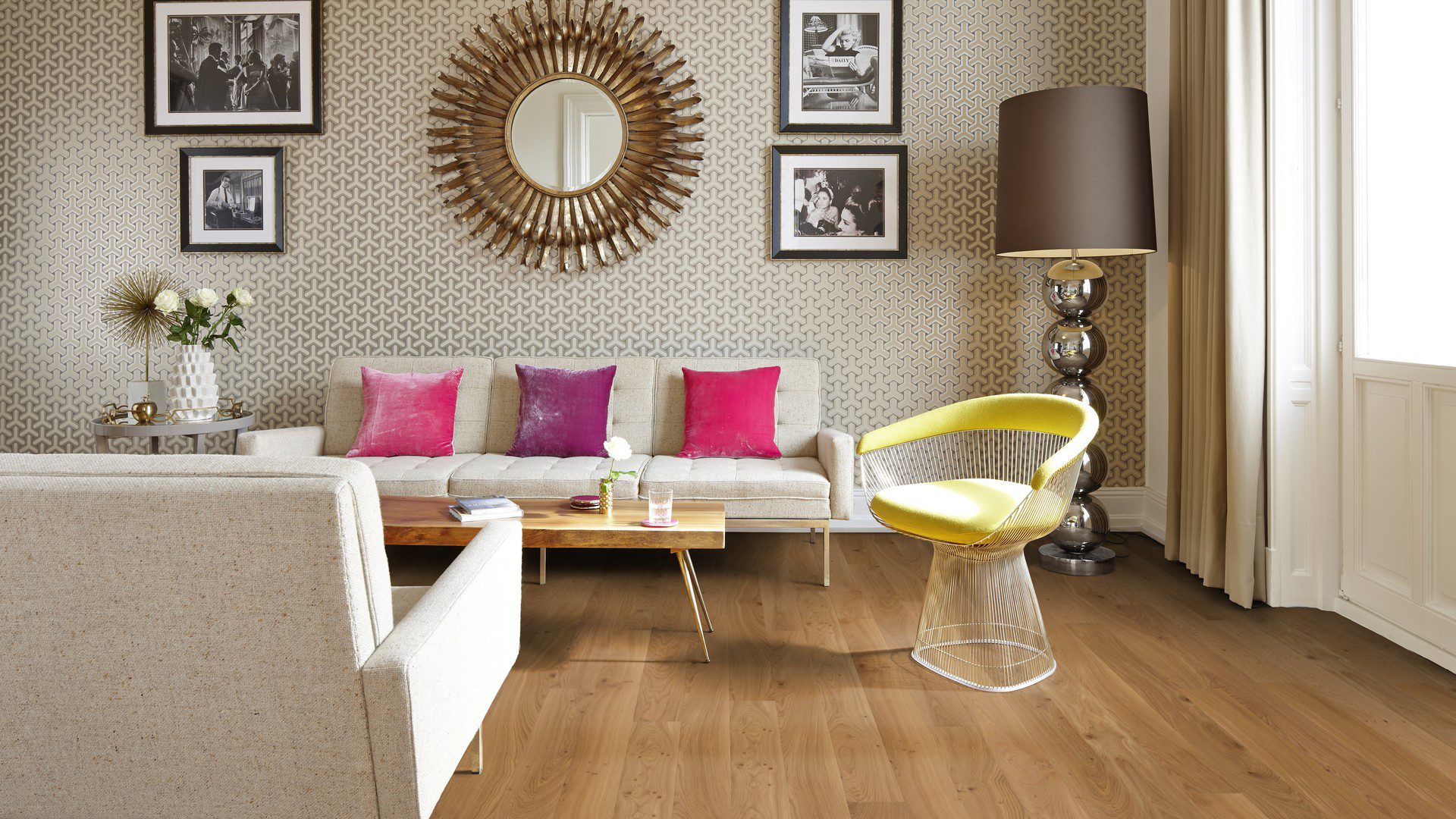 Tammeparkett Bauwerk Casapark Budget Cut tamm 35 faasitud, harjatud, õlivahatatud 138mm paigaldatud elutoa põrandale. Beezhid diivanid ja kollane tugitool.