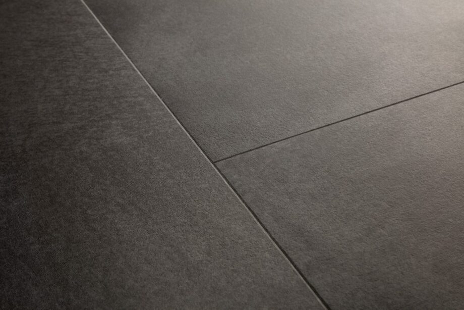 Vinüülparkett Quick-Step Illume Soft graphite tumeda grafiit tooniga ja betooni disainiga.