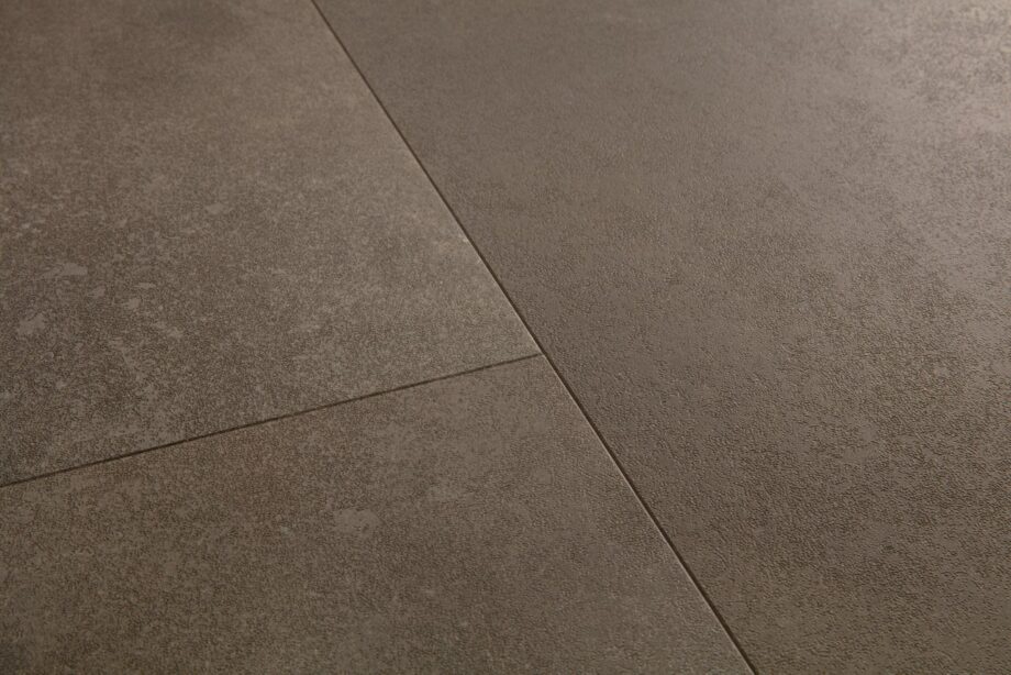 vinyylilaatta-quick-step-oro-oxidized-rock Vinyylilaatta Quick Step Oro Oxidized Rock asennettu lattialle ruosteisen kuparin ja lämpimän ruskean sävyinen kivikuosi teollishenkinen ja elävä pinta hienovarainen struktuuri ja luonnollinen sävyvaihtelu kestävä ja helppohoitoinen vinyylilattia sisustuksessa
