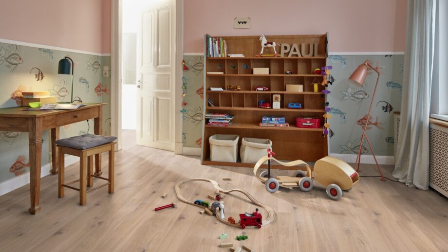 Parkett Bauwerk Casapark tamm 45 Crema harjatud Bprotect ultra matt lakk paigaldatud lastetoa põrandale. Mänguasjad põrandal, riiul, laud ja tool.