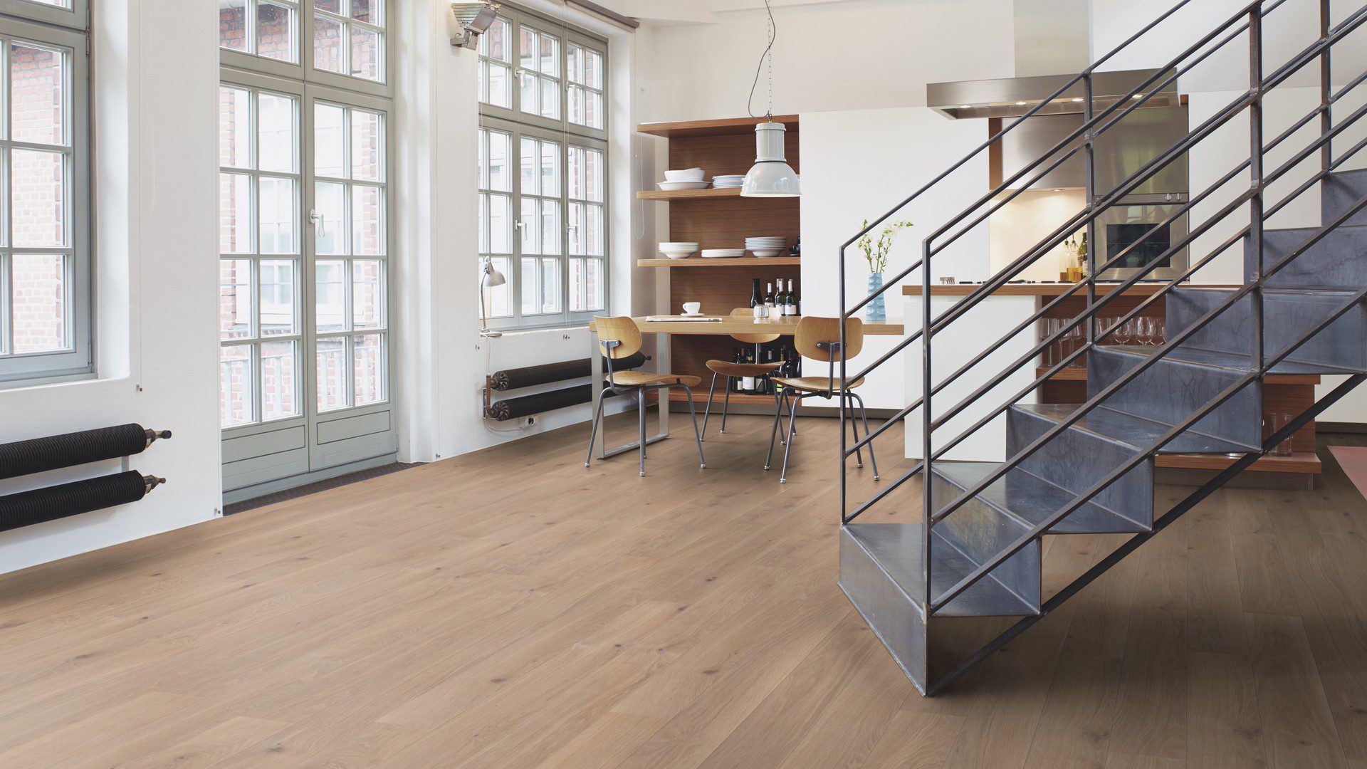 Parkettpõrand Bauwerk Casapark tamm 35 Crema heleda B-Protect lakiga viimistletud ja paigaldatud esiku ja köögi põrandale. Metallist trepp.