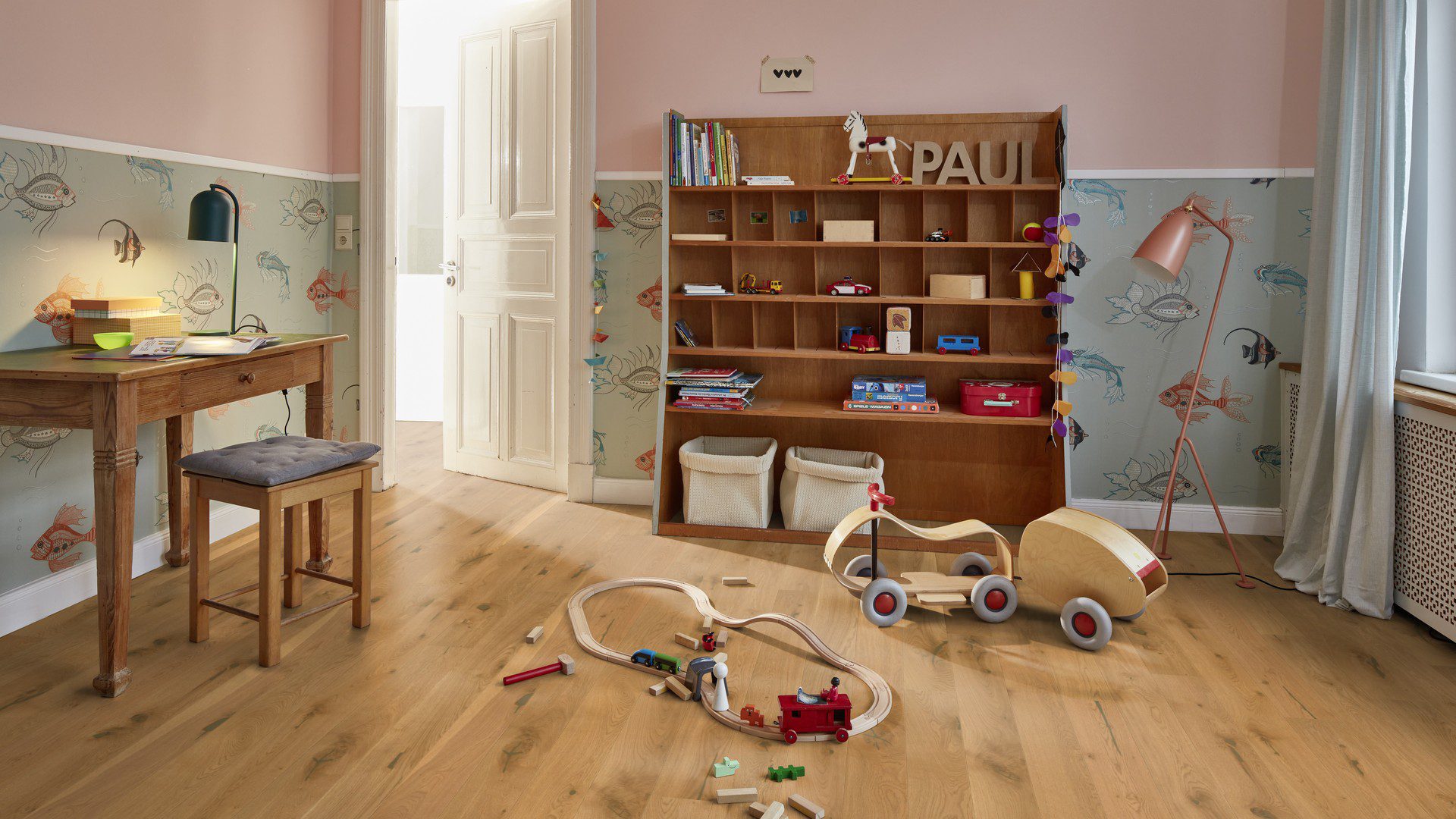 Puitparkett Bauwerk Casapark tamm 56 kahest küljest faasitud, harjatud ja õlivahatatud paigaldatud lastetoa põrandale. Mänguasjad põrandal.