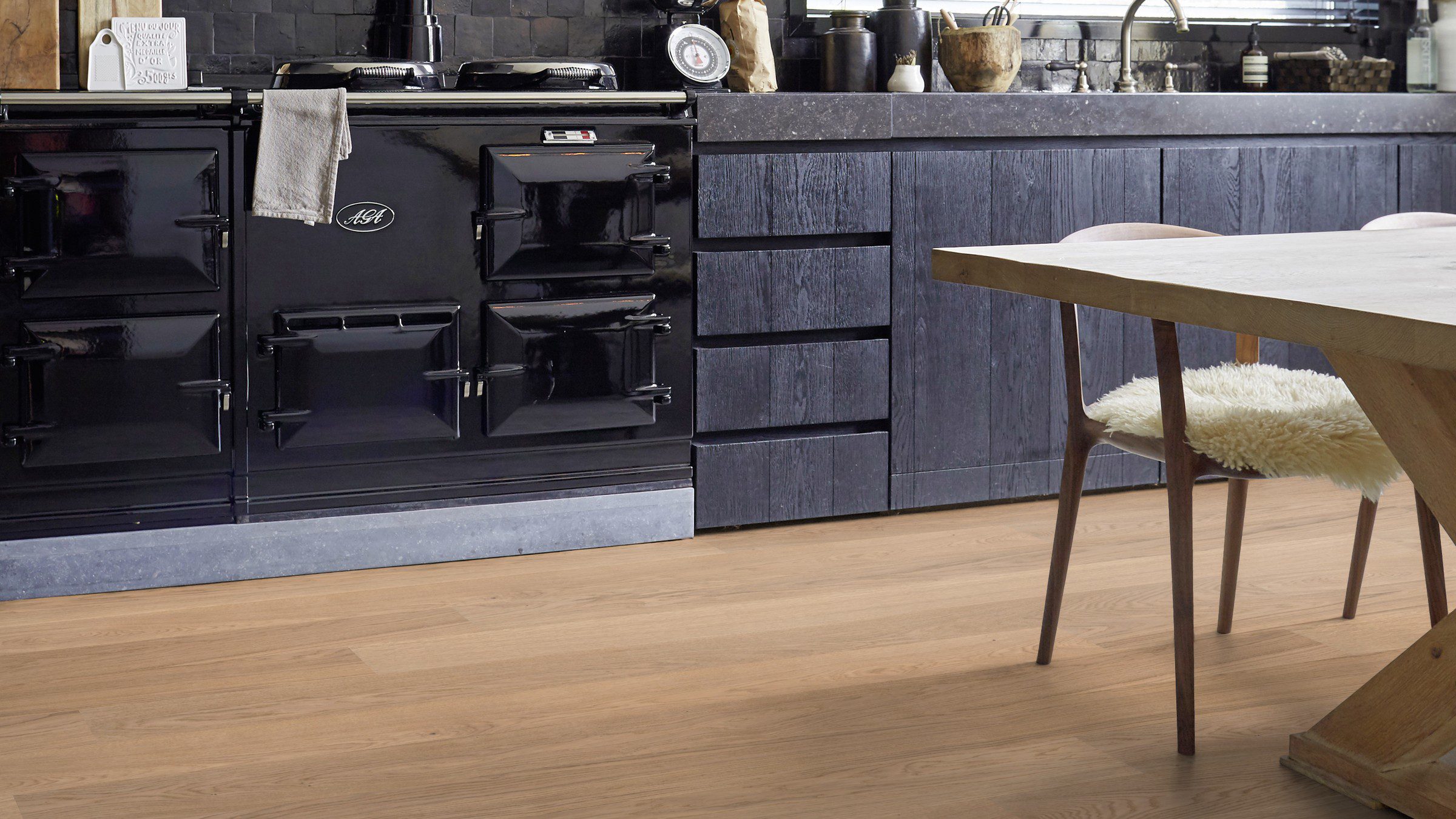 Tammeparkett Tarkett Shade Misty Grey Plank XT köögis