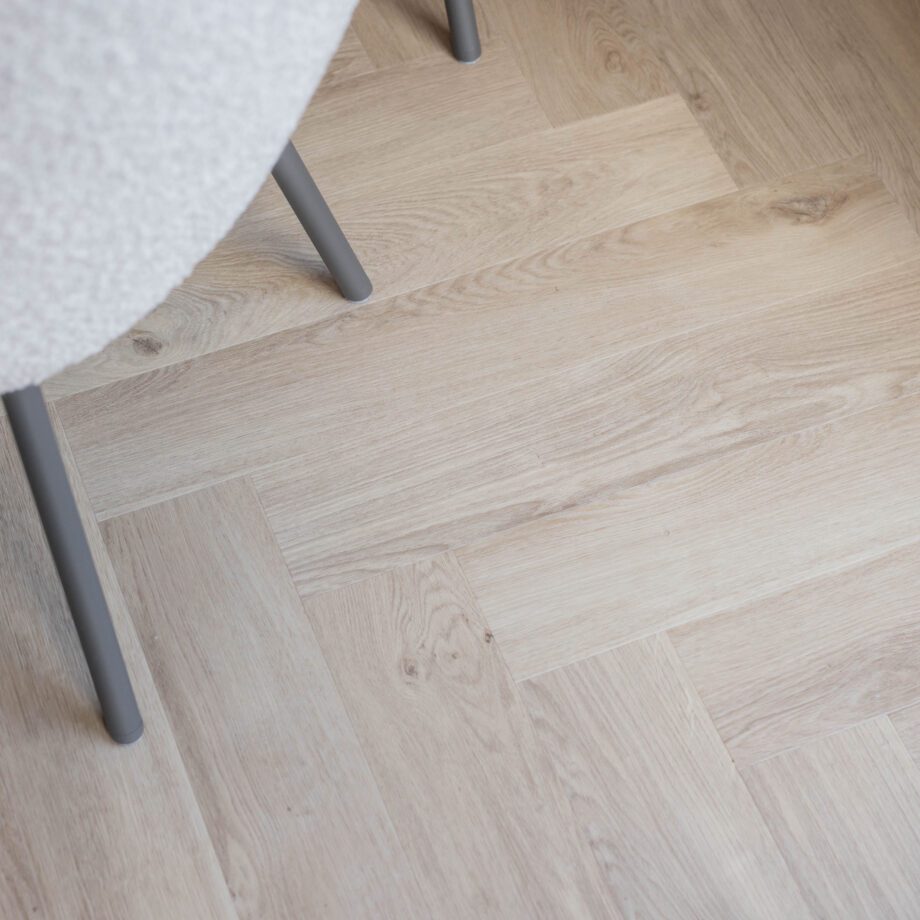 Liimitav kalasaba vinüülparkett Floorify Gluedown Toro FG318 – vaade 3 Liimitav kalasaba vinüülparkett Floorify Gluedown Toro FG318 – vaade 3