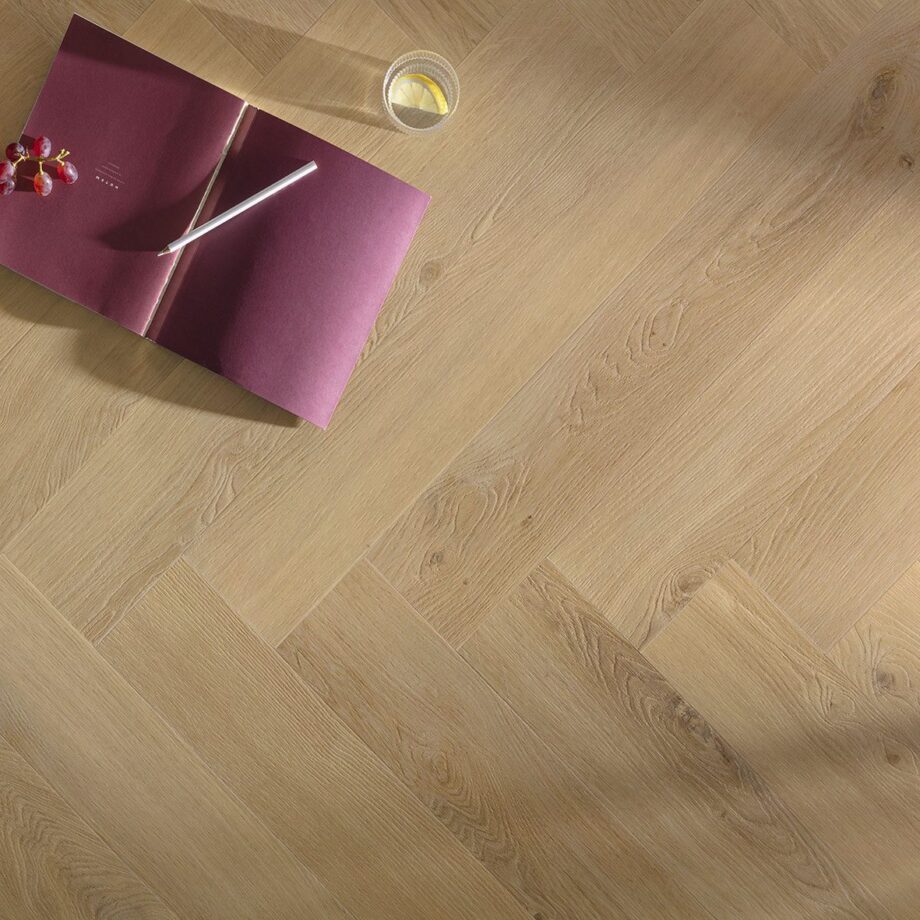 Liimitav kalasaba vinüülparkett Floorify Gluedown Toro FG318 – vaade 4 Liimitav kalasaba vinüülparkett Floorify Gluedown Toro FG318 – vaade 4