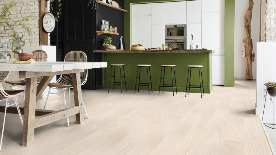 Parkett Tarkett, Grace, Tamm White Lace (valge) Plank XT, 1-lip, 2 külge mikrofaas, harjatud, Proteco ExtraMatt matt lakk – vaade 2 Parkett Tarkett, Grace, Tamm White Lace (valge) Plank XT, 1-lip, 2 külge mikrofaas, harjatud, Proteco ExtraMatt matt lakk – vaade 2