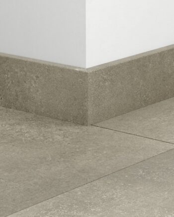 Põrandaliist Quick-Step Cloudy Concrete LVT vinüülparketile, veekindel, 12x58x2400 mm