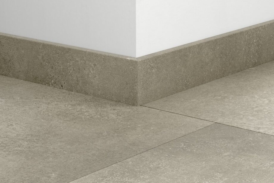 Põrandaliist Quick-Step Cloudy Concrete LVT vinüülparketile, veekindel, 12x58x2400 mm