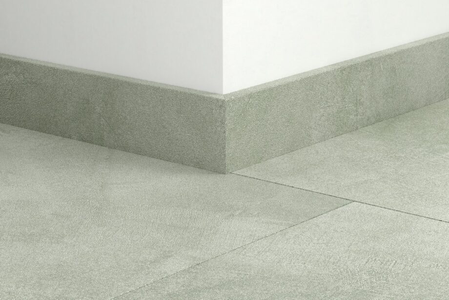 qsvsk40334-1 Põrandaliist Quick-Step Soft Sage LVT vinüülparketile, veekindel, 12x58x2400 mm