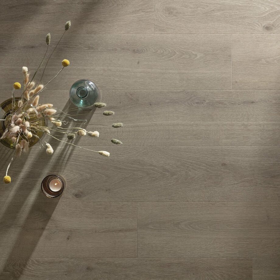 Tugevdatud südamikuga LVT vinüülparkett Floorify Plank Stonehenge F053 – vaade 4 Tugevdatud südamikuga LVT vinüülparkett Floorify Plank Stonehenge F053 – vaade 4