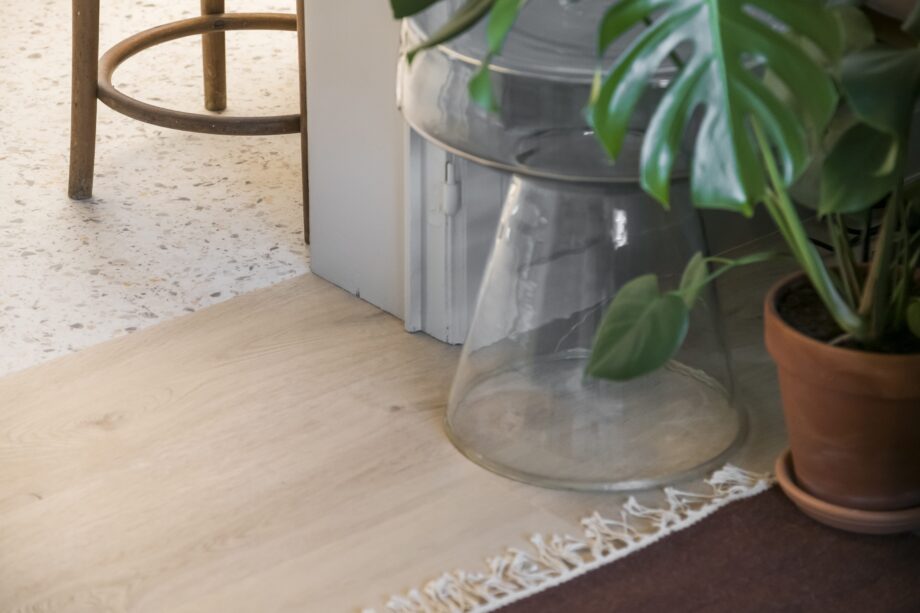 Tugevdatud südamikuga LVT vinüülparkett Floorify XL Plank Seychelles F100 – vaade 3