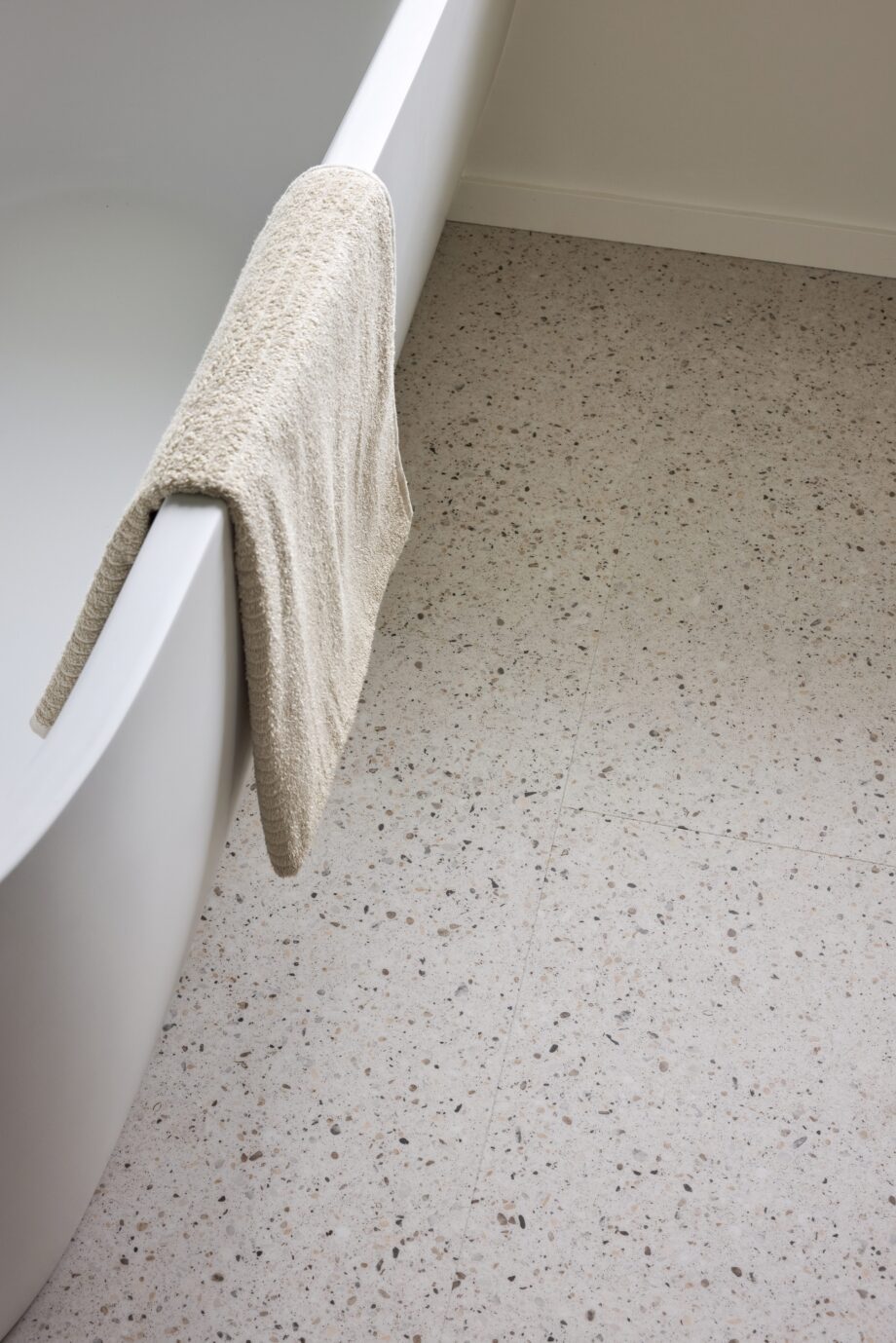 Tugevdatud südamikuga LVT vinüülplaat Floorify Large Tile Piccolo F032 – vaade 3