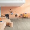 4675_9843_LVT-Vinuulparkett-QUICKSTEP-Click-hall-tamm-faasitud-PUCP40105-5