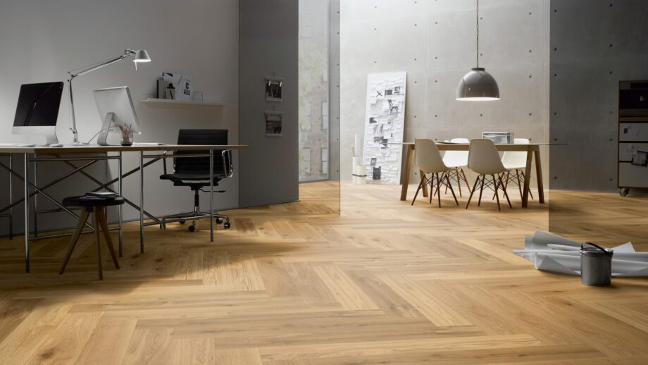 Parkett Tamm, ter Hürne, oak herringbone, kalasaba parkett, harjatud, faasitud, matt lakk – vaade 3