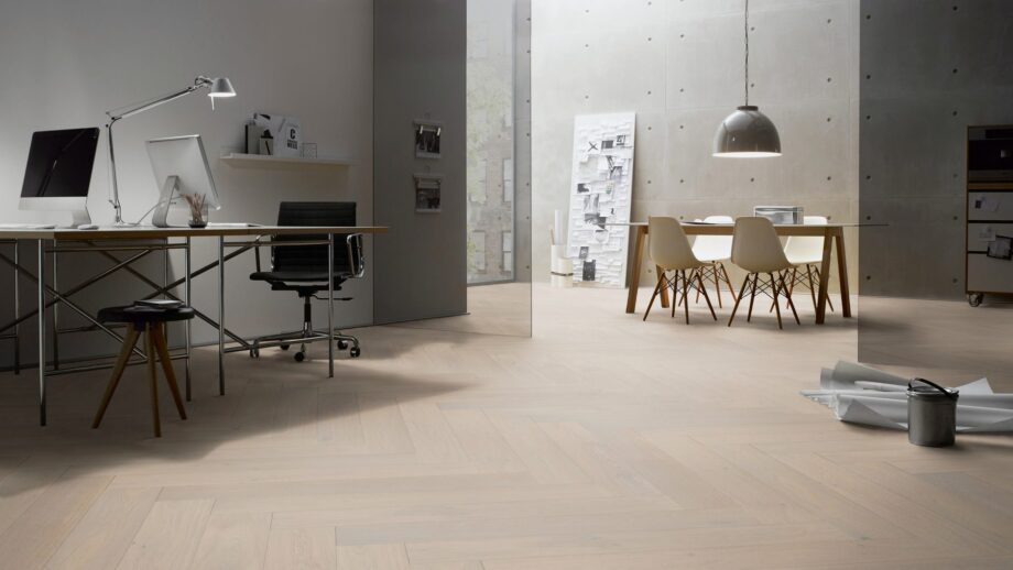 Parkett Tamm, ter Hürne, Oak light grey, helehall, kalasaba parkett, harjatud, faasitud, eriti matt lakk – vaade 4