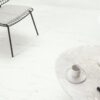 Vinüülparkett SPC Quick Step marble carrara white alpha tiles, faasitud – vaade 3
